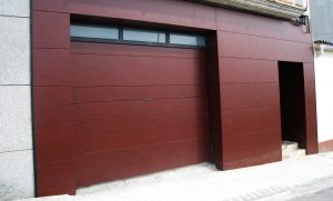 Façana exterior forrada amb porta seccional